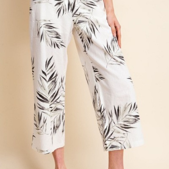 (CLEARANCE)Waist Frayed Midi Leg Pants - Picture 3 of 8